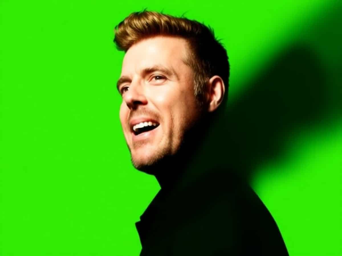 Robbie Williams: Britpop review – a wayward yet winning time-machine trip back to the 90s