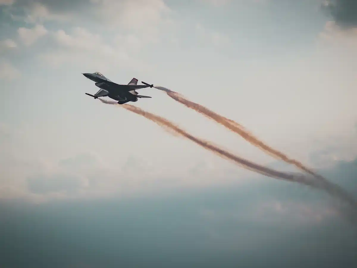 Kampfjet beim Hochgeschwindigkeitsflug in großer Höhe