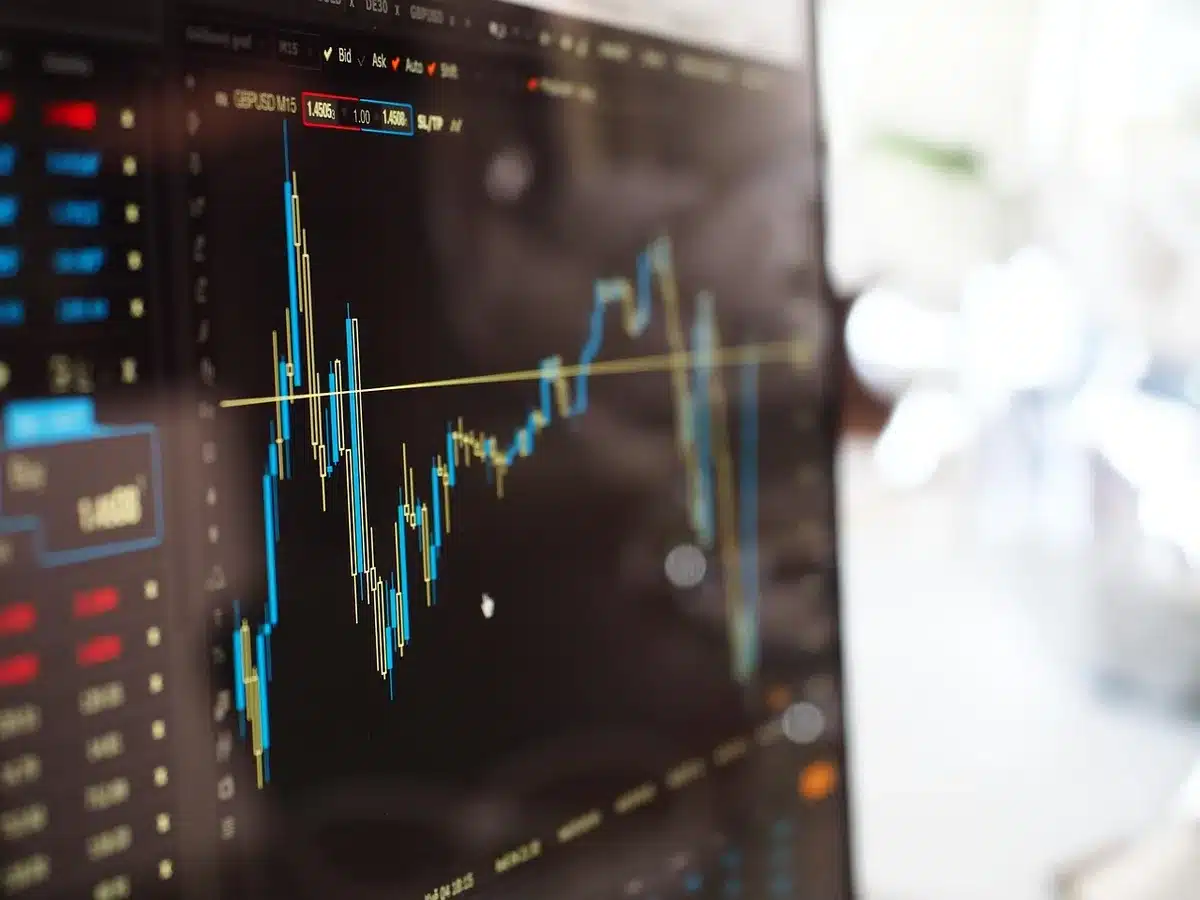 Grafik eines Budgetdefizits mit fallenden Linien und Finanzmetriken