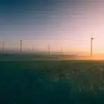 Verlassener Strand mit leeren Liegestühlen unter intensiver Hitze und Dunstschleier