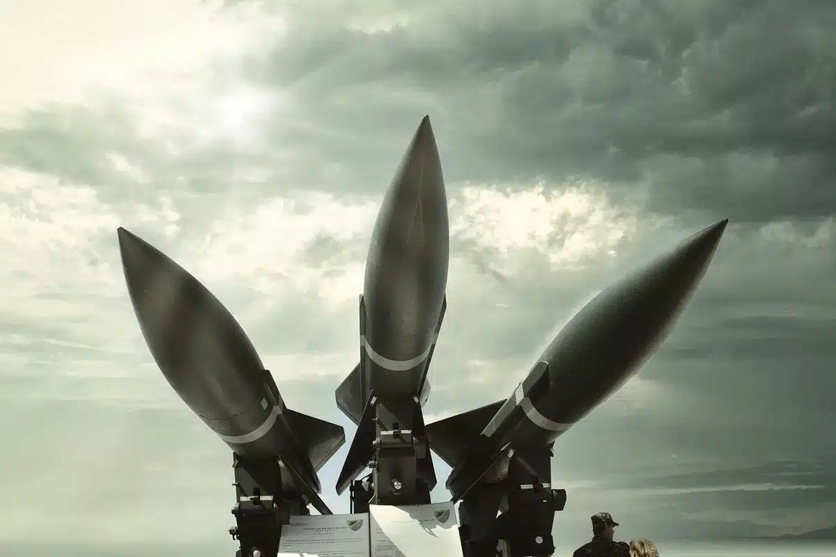 Luftabwehrsystem mit Raketenstart während eines Angriffs